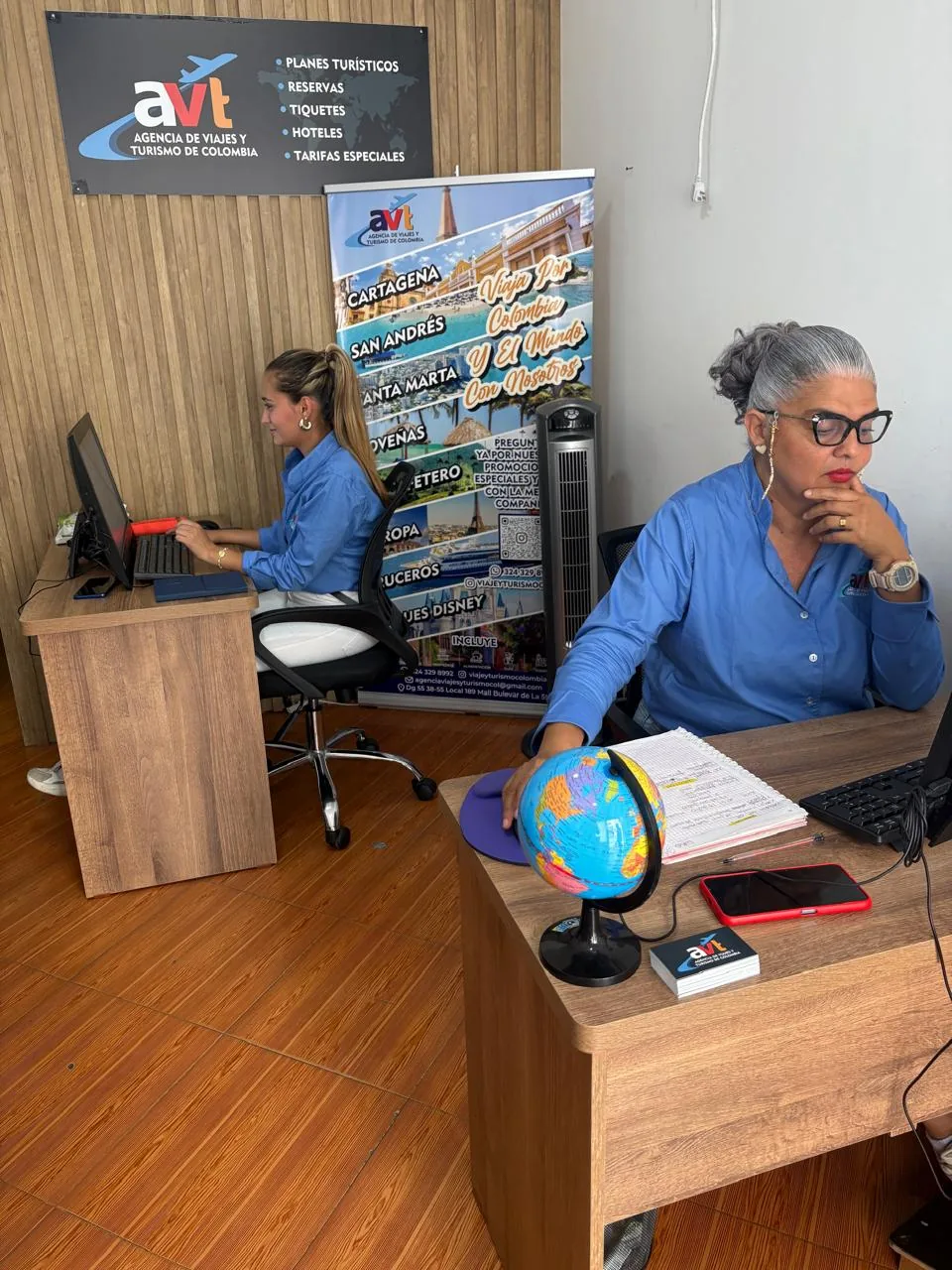 Interior de la oficina de AVT en Bello, con puestos de atención al viajero