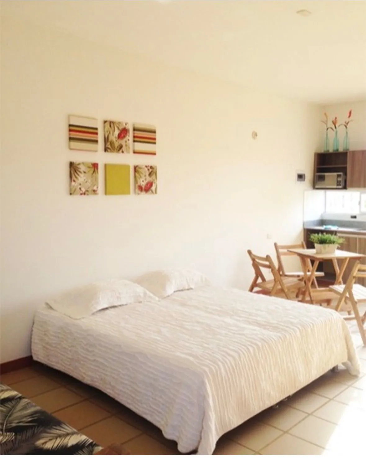 Interior de un apartamento de referencia con cama y comedor al fondo, aportado por AVT