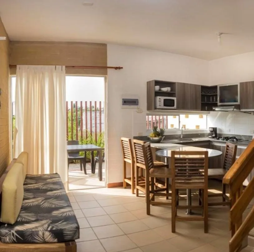 Sala, comedor y cocina visibles en un apartamento de referencia aportado por AVT