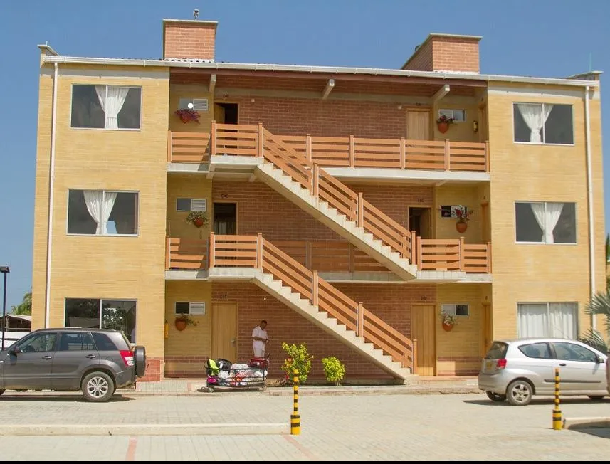 Fachada del edificio con escaleras exteriores y balcones; fotografía de referencia aportada por AVT