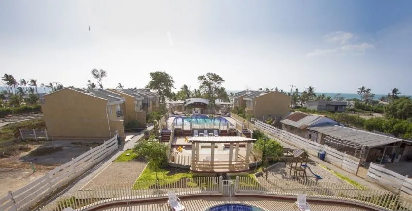 Panorámica de las piscinas, zonas comunes y construcciones del entorno; referencia aportada por AVT