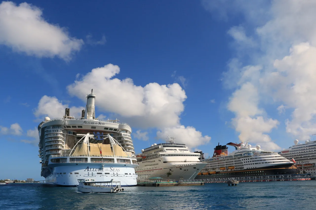 Cruceros atracados en el puerto de Nassau, en el Caribe