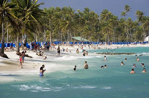 Aguas del mar Caribe en la isla de San Andrés, Colombia
